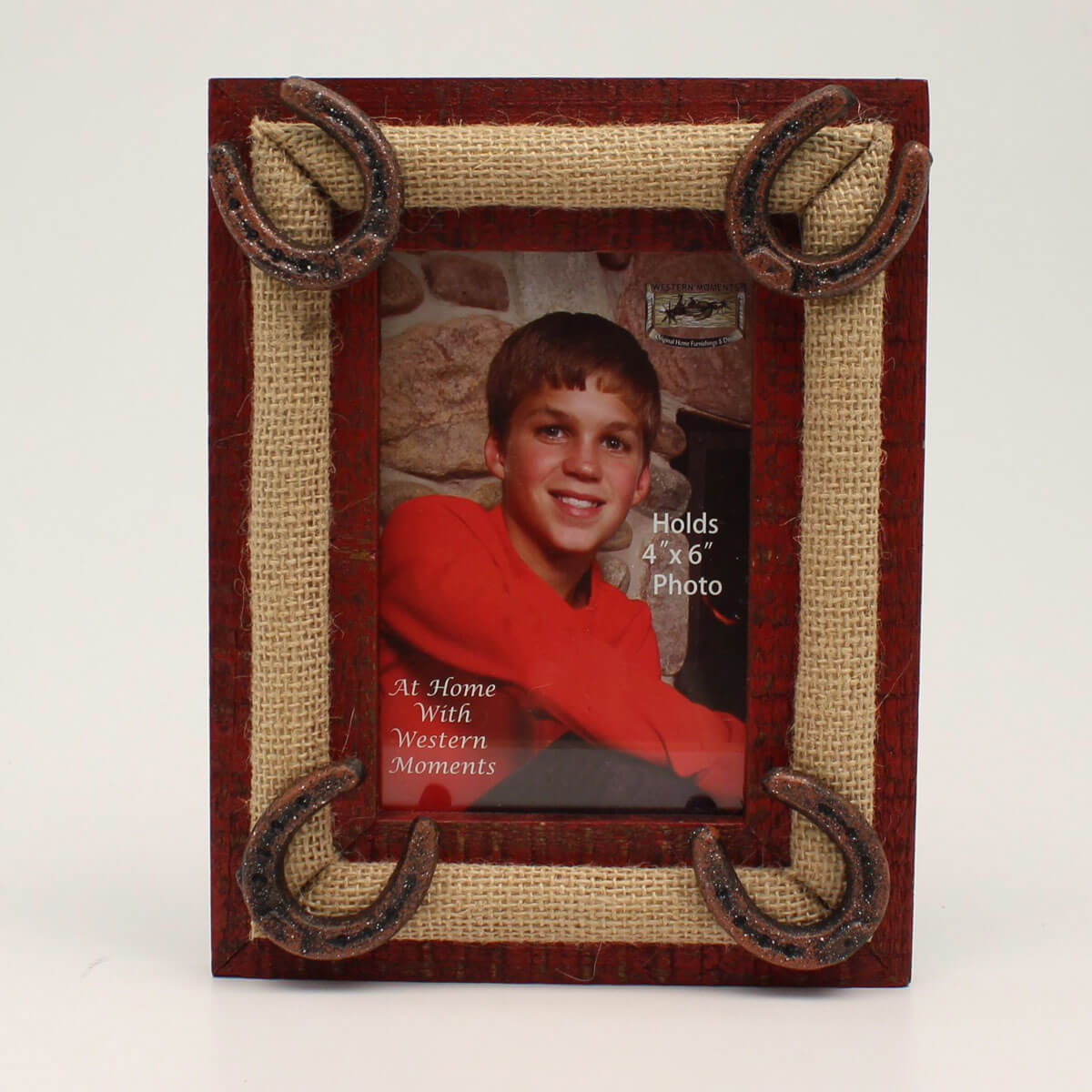 This 4x6 picture frame features burlap with iron horse shoes and red distressed wooden edges. &nbsp;