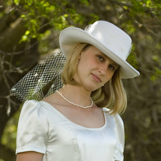 <span>Your western theme&nbsp;</span><span>wedding</span><span>&nbsp;isn't complete without a&nbsp;</span><span>cowgirl hat</span><span>&nbsp;and&nbsp;</span><span>bridal</span><span> veil. Gambler style hat made of wool/felt in a natural white. 3-1/2" Brim. One size fits most.</span>