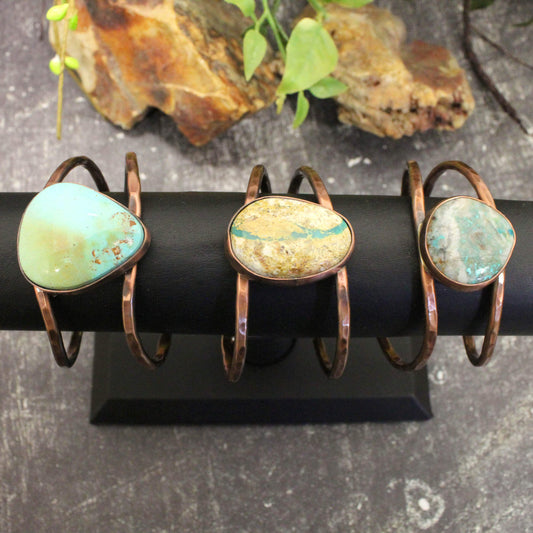 This exquisite bracelet is your next must-have accessory. The stunning turquoise stone takes center stage, showcasing Mother Nature's artistry. Elevate any outfit with the natural beauty and stylish appeal of this handcrafted bracelet.&nbsp;