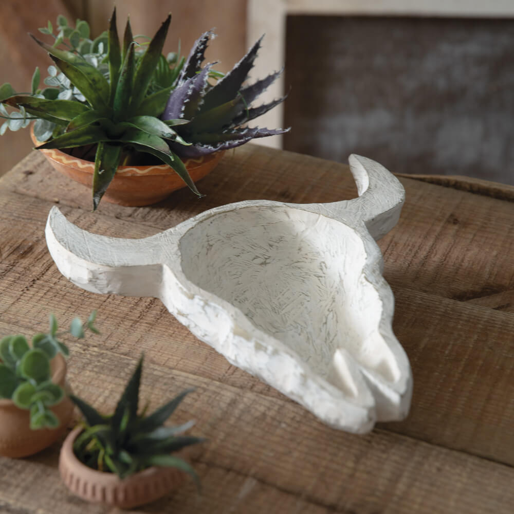 Bring a touch of Western flair into your space with our Longhorn Dough Bowl. The resin material is skillfully manipulated to mimic the look of carved wood. Our Treen is for decorative use and is not recommended for use with unwrapped food or without a liner. Measurement: 10''W x 11½''D x 2''H