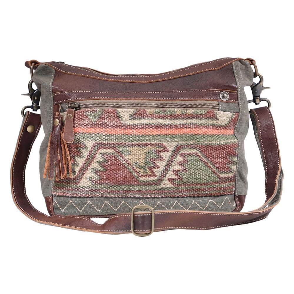 This shoulder bag has chic fashion marvelous design Comes with zippered top closure to secures items inside. 105x9x3.5