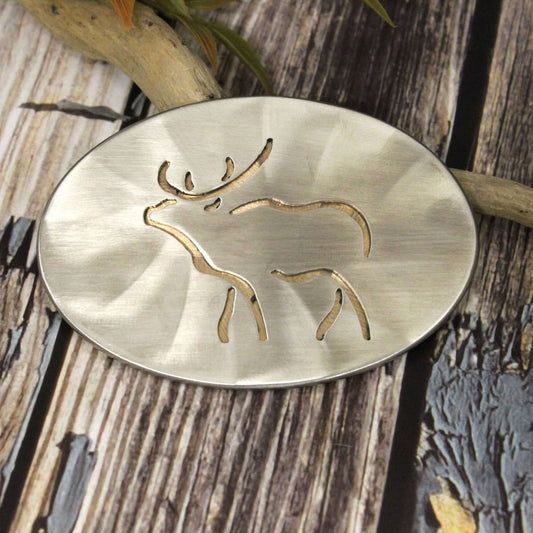 The simple elk motif outline on this stainless steel belt buckle evokes the great outdoors, making it a must-have accessory for nature lovers and outdoor western enthusiasts. Made in USA