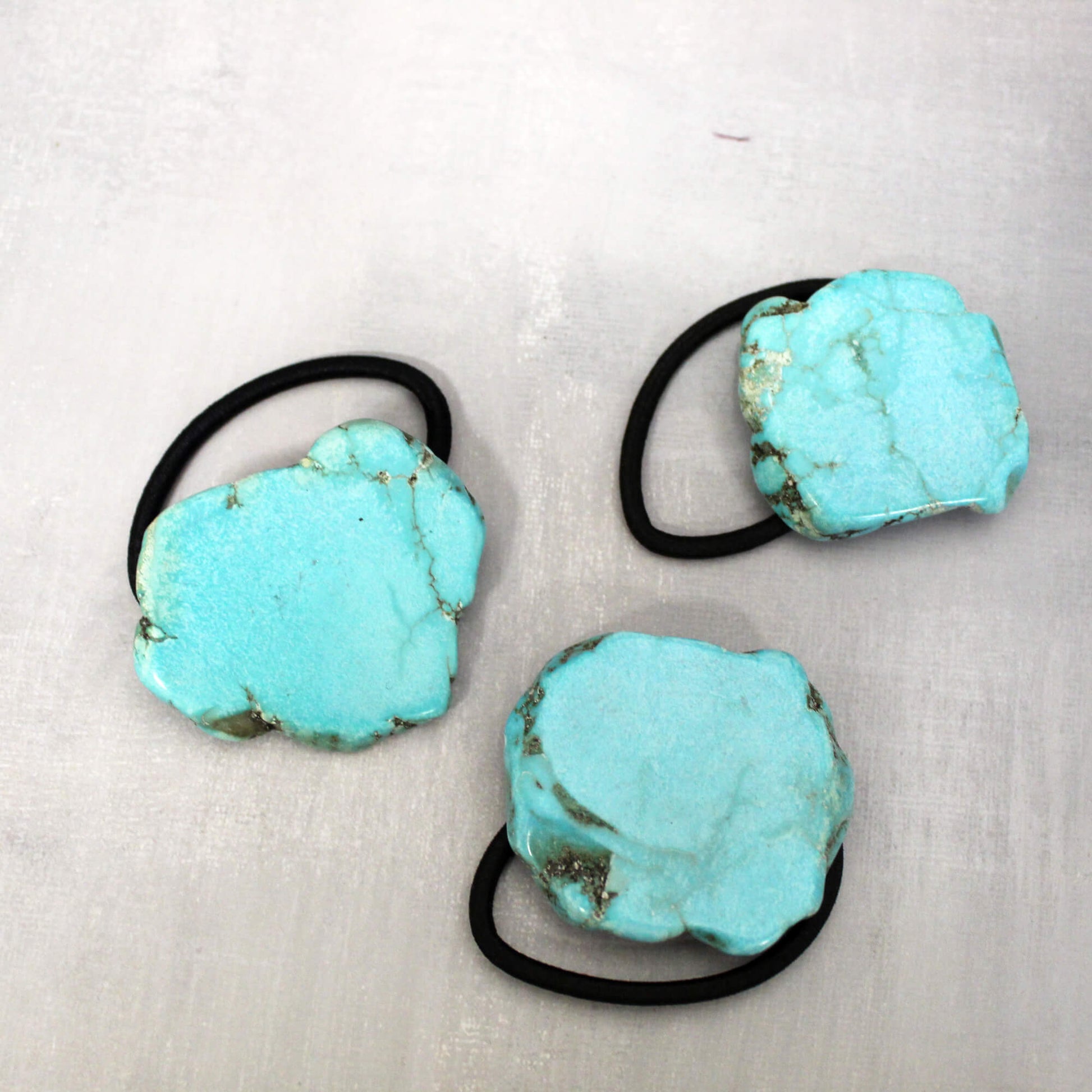 For the boho queen who wants to make a statement, the Turquoise Slab Stone Ponytail is a must-have accessory. The artisanal stone slab gives your look a contemporary yet timeless vibe. Transform your ponytail from basic to fabulous in seconds. Each one varies in size and color look and measure approximately 2"x2".