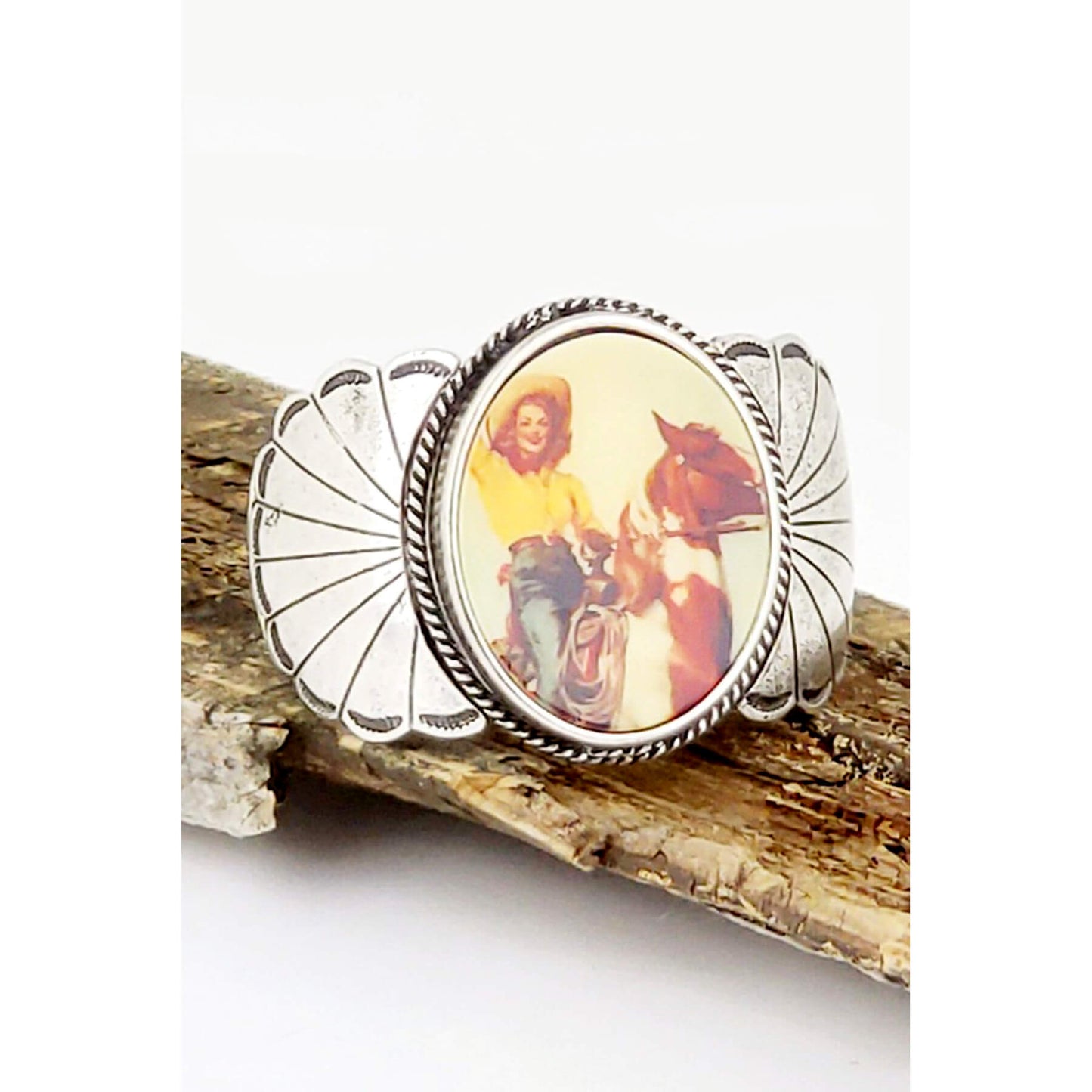 Bold 1.75″ cameo showing a horseback-rider on a mission! Silver-tone scallops and links finish off this piece. One size fits most.