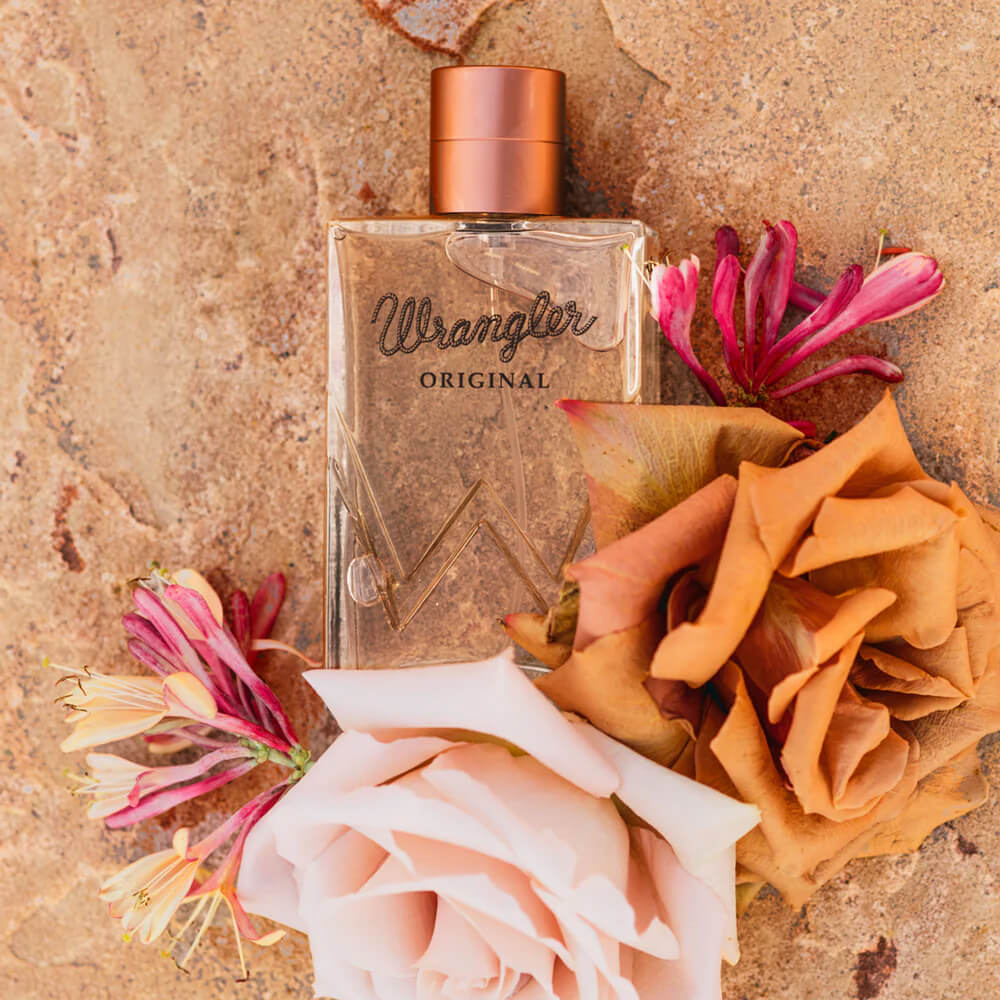 Wild blooms & tart fruits are infused with soft musk's to create an effortless signature uniquely Wrangler. Rooted in heritage and crafted with soul, this handcrafted perfume features a fresh, confident blend inspired by the brand's rich history.