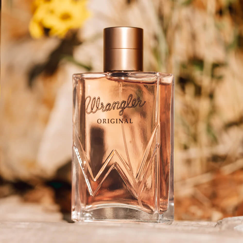 Wild blooms & tart fruits are infused with soft musk's to create an effortless signature uniquely Wrangler. Rooted in heritage and crafted with soul, this handcrafted perfume features a fresh, confident blend inspired by the brand's rich history.