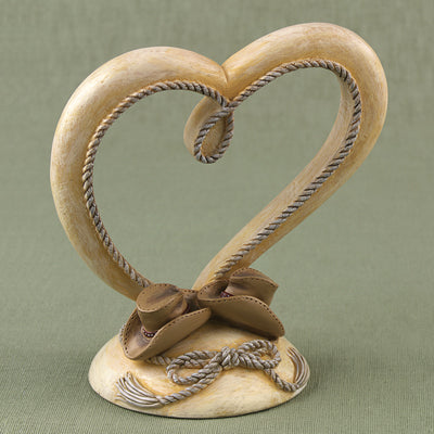 This resin heart cake top is accented with rope and cowboy hats to give any wedding a little country flair. 3 1/8" x 5".